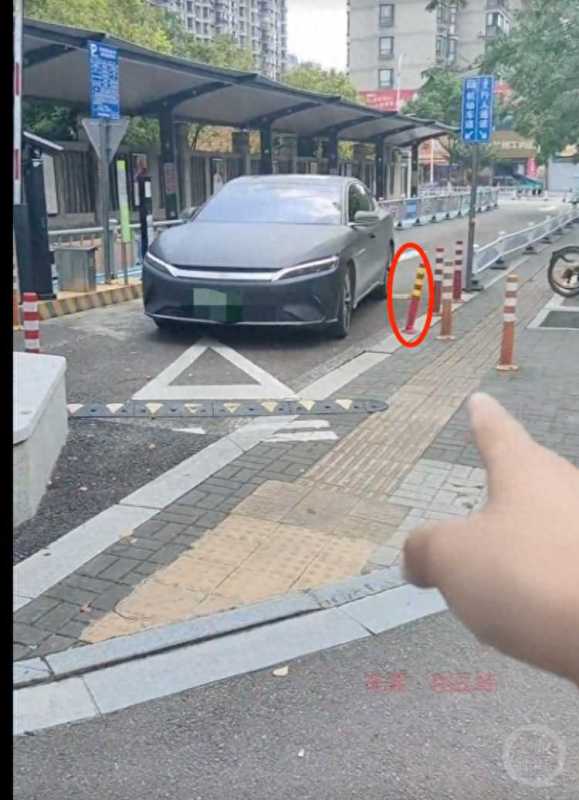 男子撞倒7.5元警示柱被索赔9百