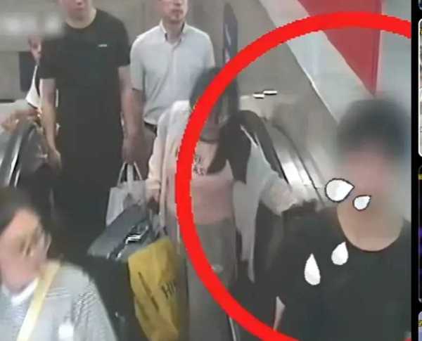 男子乘扶梯嫌女子挡道向其猛吐口水