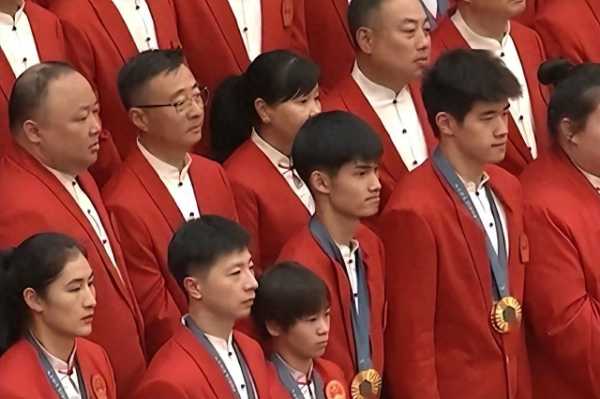 全红婵好像误入巨人国!展示生涯首次做指甲