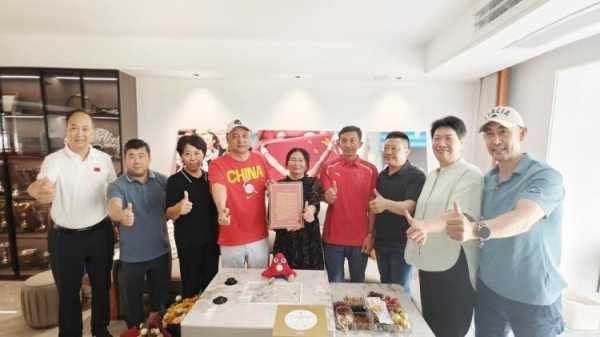 郑钦文父母收到女儿的奥运获奖证书