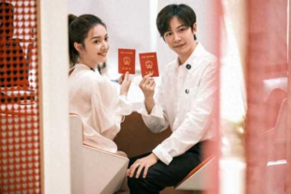马雪阳谭咏雯官宣结婚!晒甜蜜接吻照