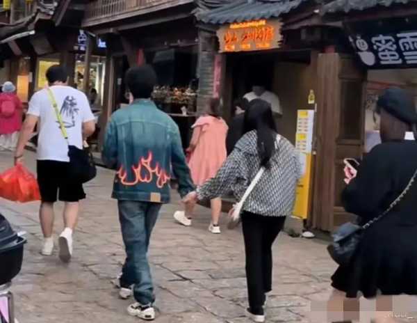 陈楚生赔偿227亿还完了吗?和老婆牵手逛街