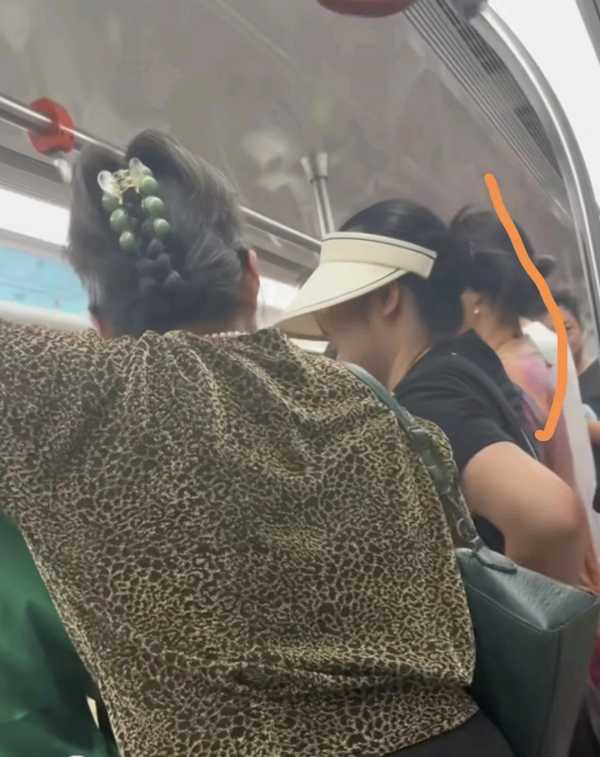 大妈要女孩让座被路人怒怼 躺地大哭