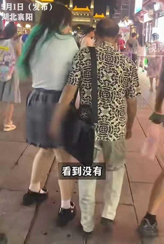 老人步行街尾随女生摸臀被抓
