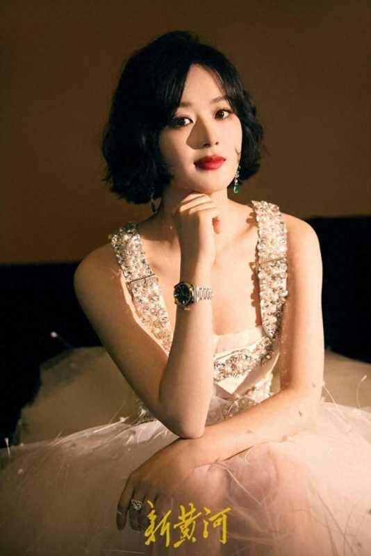 赵丽颖获金鹰奖最佳女主角与李沁拥抱