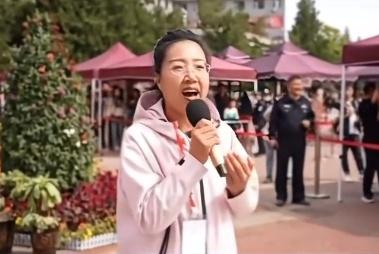 小西天迎超级人流量 副县长现场唱歌