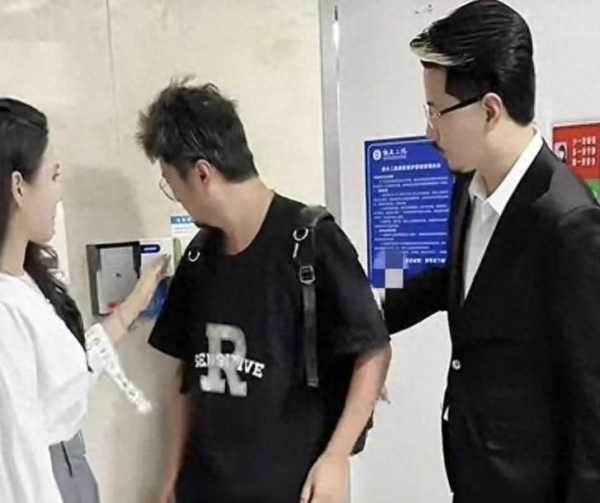 国岳夫妇为煤气爆炸受伤宝妈捐款