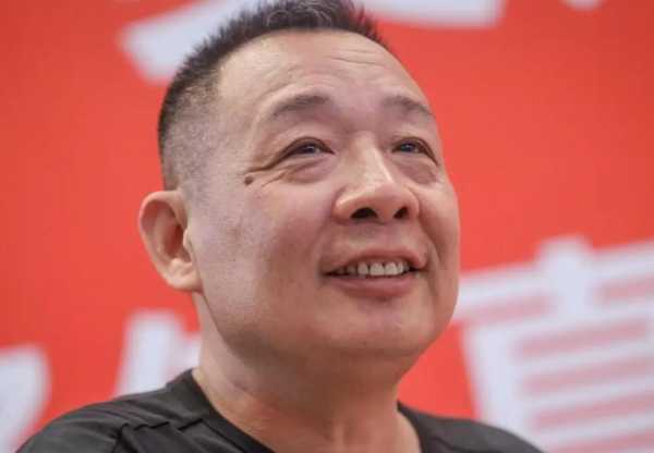 胖东来创始人于东来直播落泪