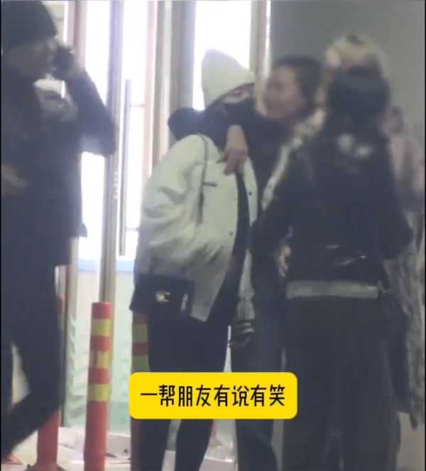 吴谨言挺孕肚跟洪尧出门逛街