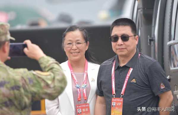 杨利伟夫妇现身珠海飞机展!妻子近照温婉大气