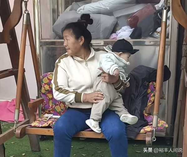 大衣哥大衣嫂带孙子惹担心!大名“村味”十足