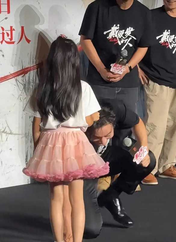 黄晓明回应脱发传闻 扯头发自证