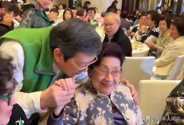 白雪仙2024年穿高跟鞋现身!惨被92岁胡枫撒娇