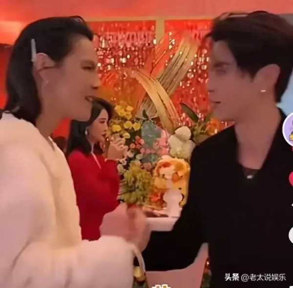 王鹤棣误入向佐直播间!惊喜互动引热议