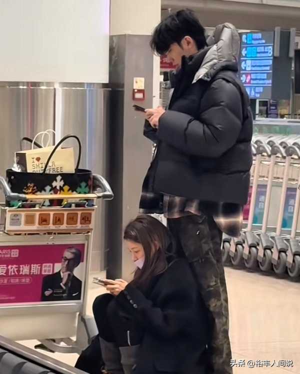 网红痞幼与男友韩国游玩!候机期坐其脚上