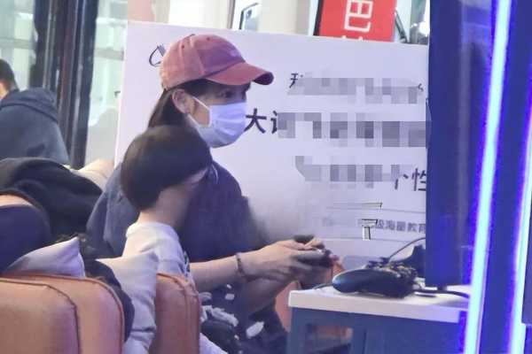 白百何和老公带儿子打游戏!一家三口其乐融融