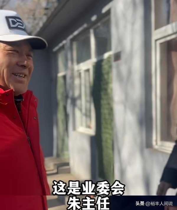 朱时茂现状:喜提新身份,拎礼品探望小区保安