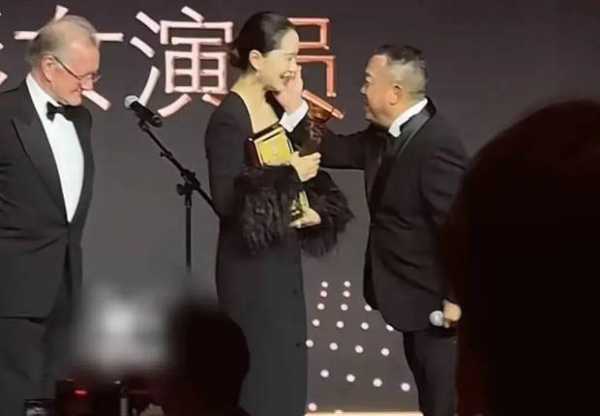 曾志伟摸海清的脸!女方抱以微笑面对