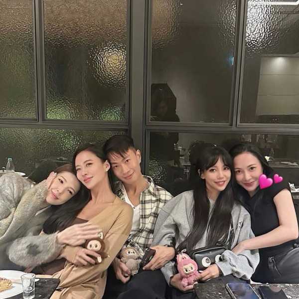 李靓蕾2024近况!罕现身,与男子亲密挽手
