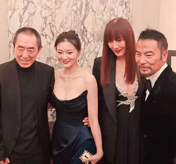 张艺谋夫妇携儿女公开现身