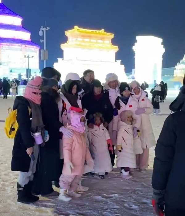 郭晶晶一家打卡哈尔滨冰雪大世界