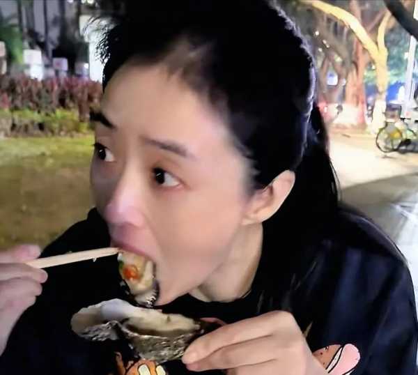 蒋欣路边摊连吃12只生蚝!连汤都不放过