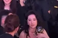刘亦菲举酒杯大方应酬 脸蛋微醺红透