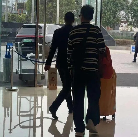 51岁任泉罕见现身 走路驼背发福明显