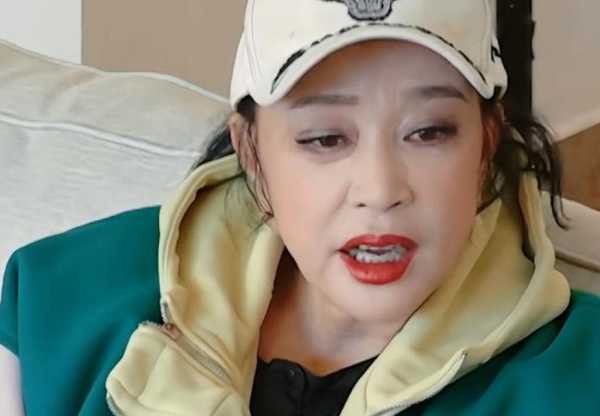 刘晓庆说自己胃不好!胃不好还吃那么多东西