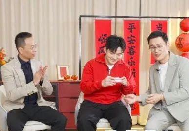 小米高管赠送樊振东999纯金手机贴