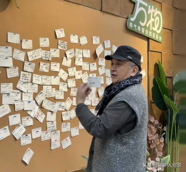 4岁黄宏现身云南跨年!被粉丝拍背不嫌弃"