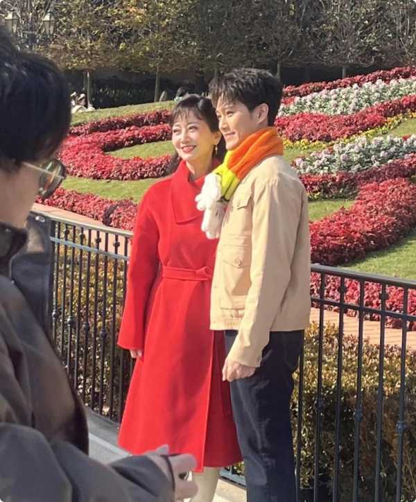 赵雅芝和儿子现身上海迪士尼