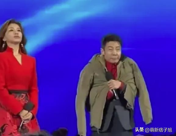 撒贝宁主持晚会被冻成“宋小宝”