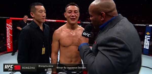 茸主战胜斯蒂尔！拿下UFC第二胜