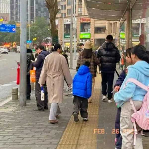 曝任重孙骁骁已婚有孩子!两人挽手逛街