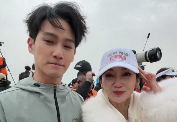 赵雅芝和儿子现身马拉松现场