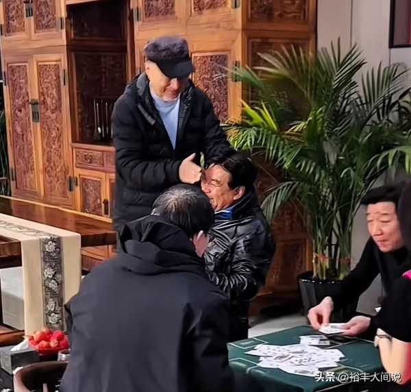 陈佩斯穿旧衣会老友!摸朱时茂下巴尽显友情