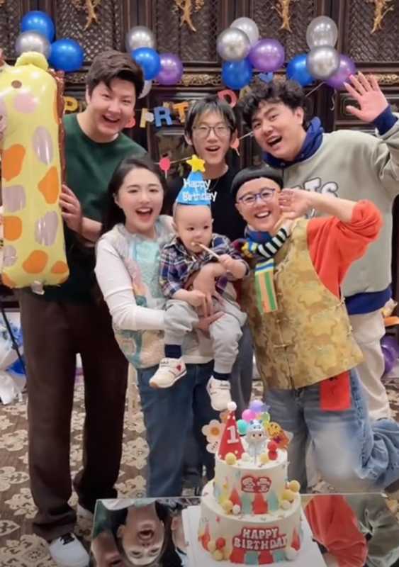 金龟子王宁现身外孙周岁宴!娃娃怀抱儿子好幸福