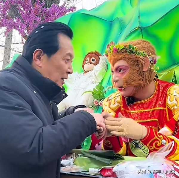 唐国强携妻与雪饼猴互动!不愧是刘小光徒弟