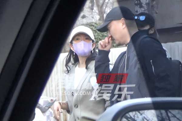 章子怡素颜外出会友气质出众