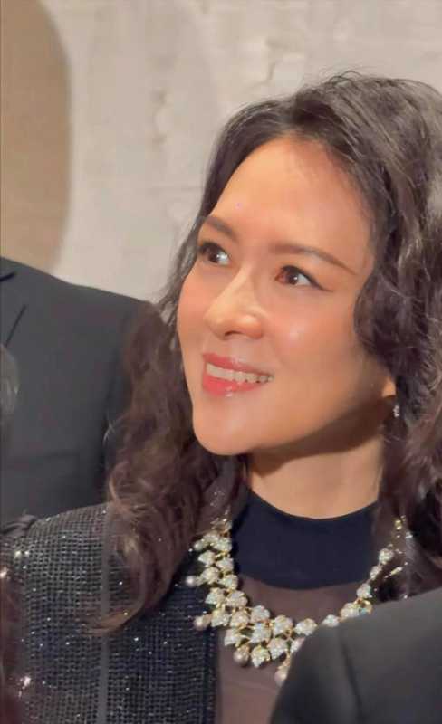章子怡活动照引争议!女神也扛不住岁月