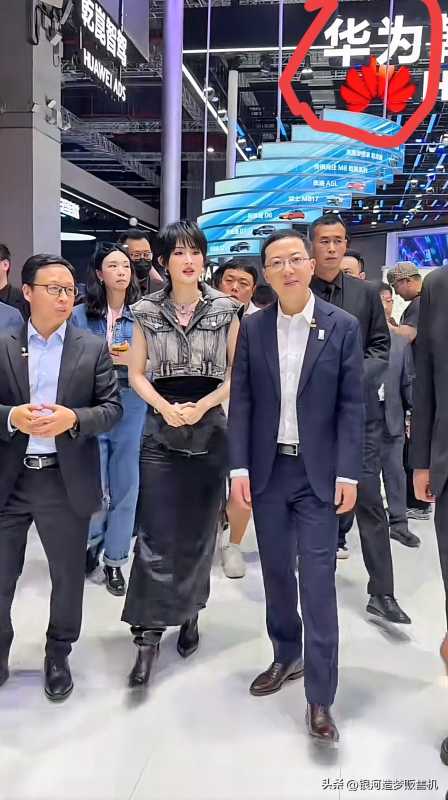 姚安娜现身上海车展!短发造型也很酷炫