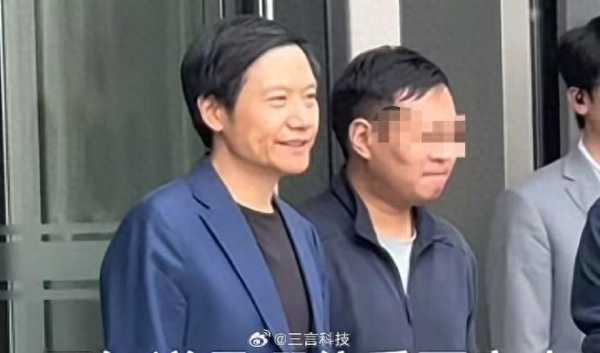 雷军现身小米总部略显消瘦!小米股价近期遭遇三连击