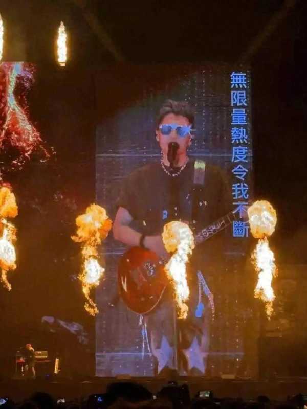 谢霆锋演唱会含泪唱与王菲定情曲
