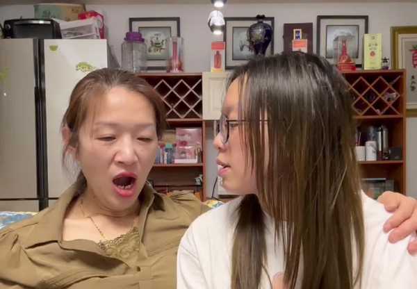许健华真实身份揭秘,谢浩男晒与亲妈许建华合照