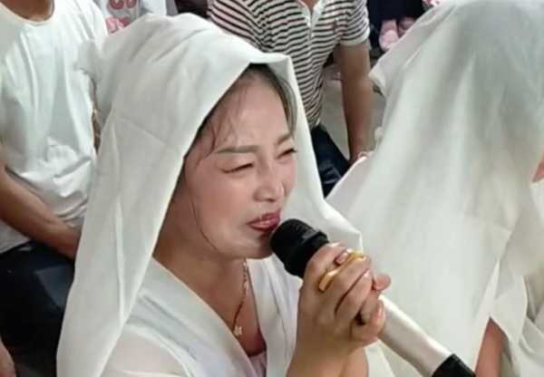 女戏曲艺人张金凤转行哭灵为子偿债