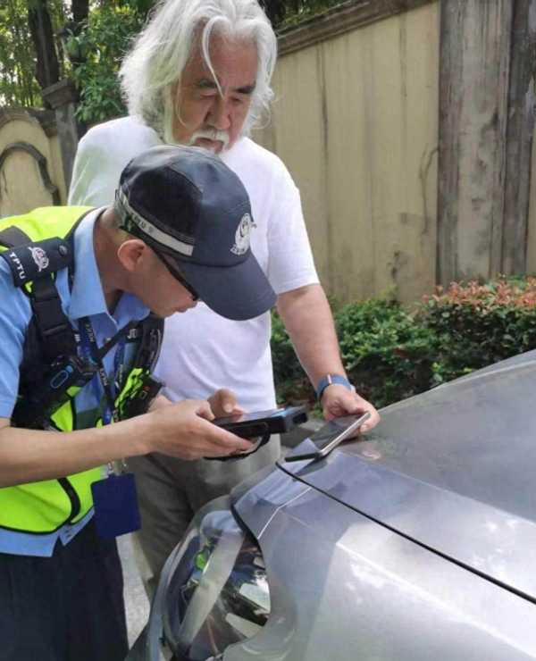 张纪中撞车后自报家门“我不会跑 我是张纪中”