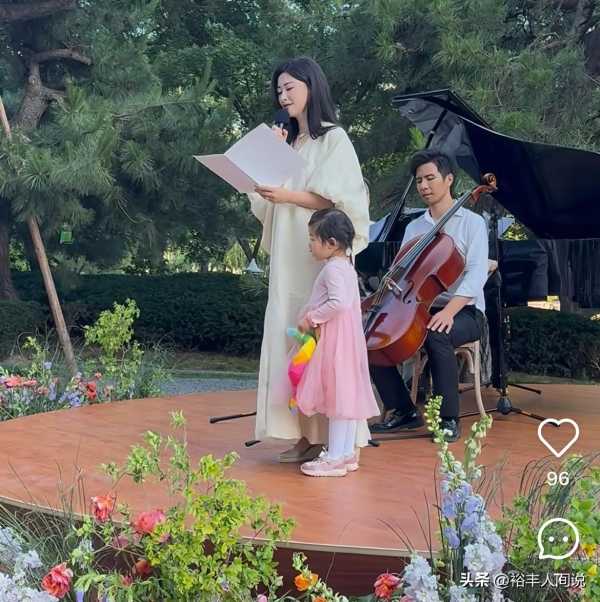 朱珠带4岁女儿现身舞台!戴68万元的项链