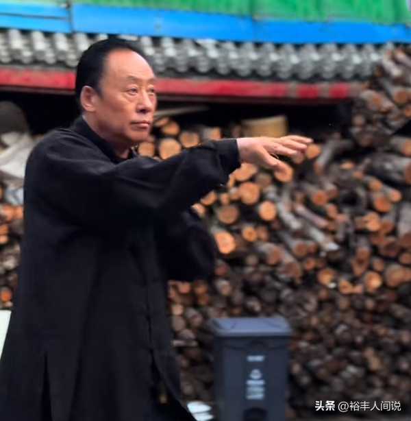 老戏骨杨凡晒晚年生活!住北京四合院烧柴火