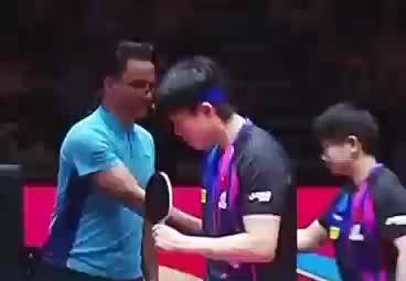 王楚钦球拍为何接连出问题?赛事组织漏洞